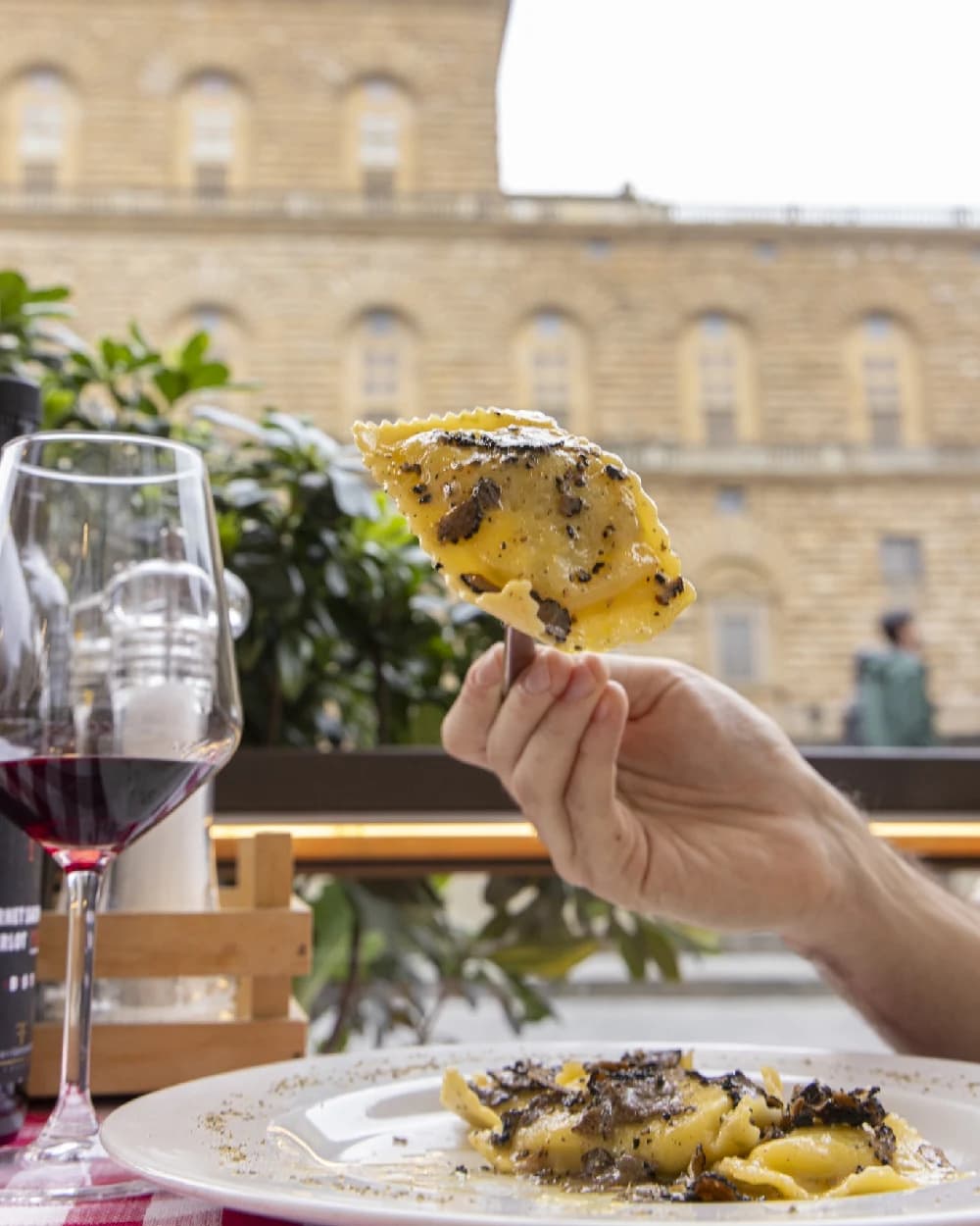 Ravioli al tartufo e vino rosso sulla terrazza dell’Osteria Le Pietre, di fronte a Palazzo Pitti