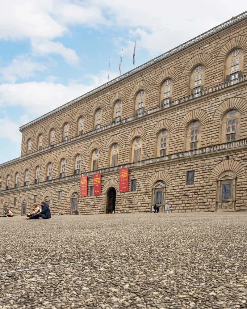 La facciata di Palazzo Pitti, di fronte all’Osteria Le Pietre